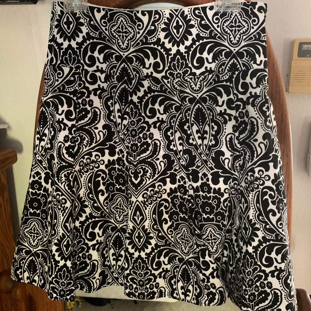 Black and white Ann Taylor size 6 skirt